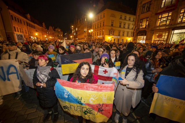 [FOTO] Wrocławianie manifestowali solidarność z Ukrainą