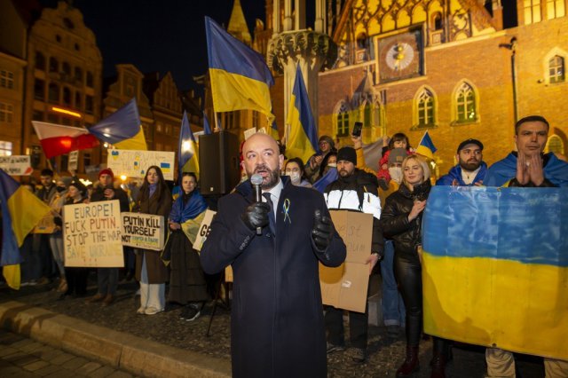 [FOTO] Wrocławianie manifestowali solidarność z Ukrainą