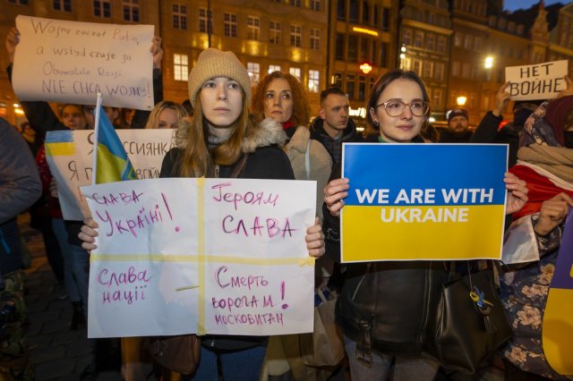 [FOTO] Wrocławianie manifestowali solidarność z Ukrainą