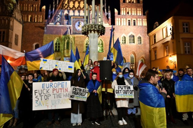 [FOTO] Wrocławianie manifestowali solidarność z Ukrainą