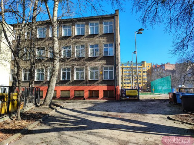 [FOTO] Remont boiska sportowego przy SP nr 93 dobiega końca