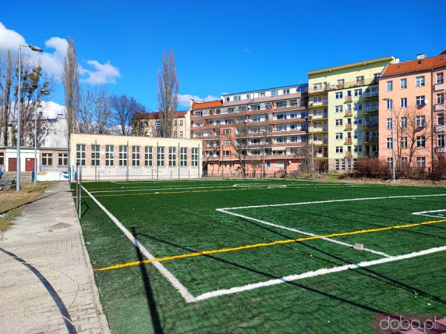 [FOTO] Remont boiska sportowego przy SP nr 93 dobiega końca