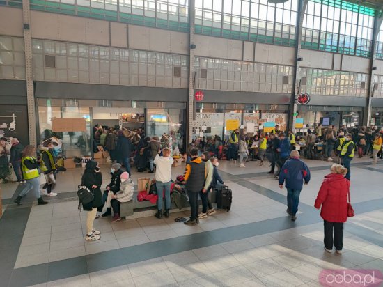 [FOTO] Wielu uchodźców z Ukrainy uzyskuje pomoc na wrocławskim Dworcu Głównym