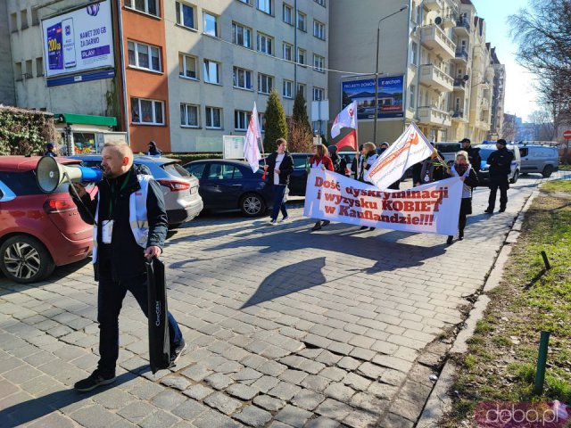 [FOTO] Przez Wrocław przeszedł marsz manifestujący prawa kobiet pracujących w Kauflandzie