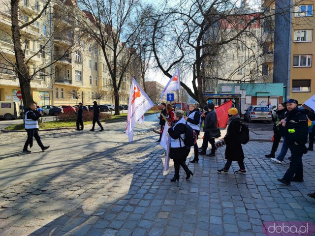 [FOTO] Przez Wrocław przeszedł marsz manifestujący prawa kobiet pracujących w Kauflandzie