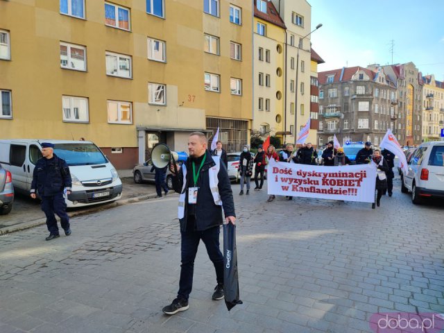 [FOTO] Przez Wrocław przeszedł marsz manifestujący prawa kobiet pracujących w Kauflandzie