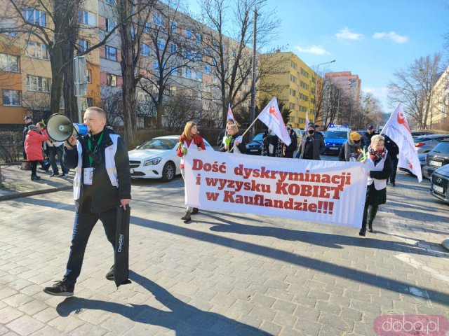 [FOTO] Przez Wrocław przeszedł marsz manifestujący prawa kobiet pracujących w Kauflandzie