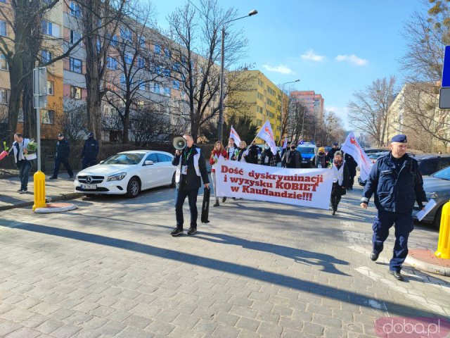 [FOTO] Przez Wrocław przeszedł marsz manifestujący prawa kobiet pracujących w Kauflandzie