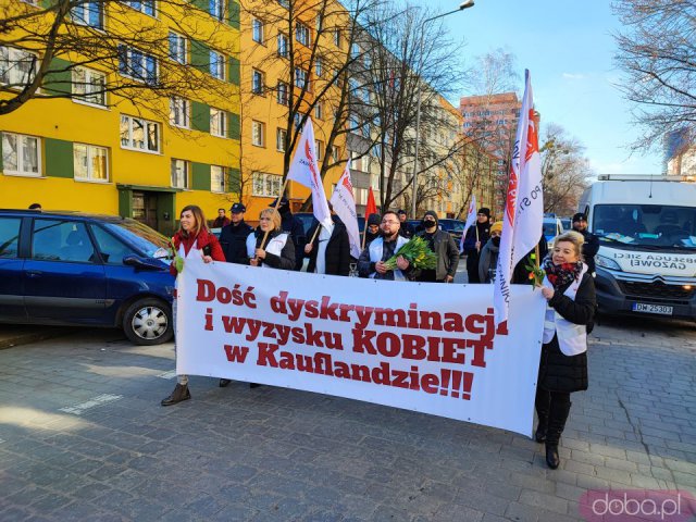 [FOTO] Przez Wrocław przeszedł marsz manifestujący prawa kobiet pracujących w Kauflandzie