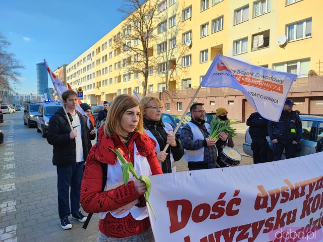 [FOTO] Przez Wrocław przeszedł marsz manifestujący prawa kobiet pracujących w Kauflandzie