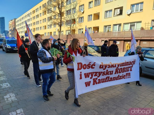 [FOTO] Przez Wrocław przeszedł marsz manifestujący prawa kobiet pracujących w Kauflandzie
