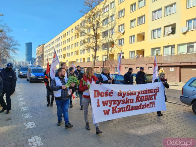 [FOTO] Przez Wrocław przeszedł marsz manifestujący prawa kobiet pracujących w Kauflandzie