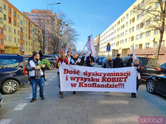 [FOTO] Przez Wrocław przeszedł marsz manifestujący prawa kobiet pracujących w Kauflandzie