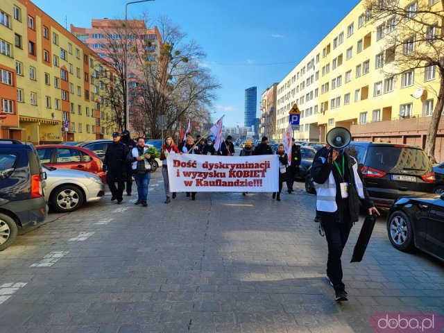 [FOTO] Przez Wrocław przeszedł marsz manifestujący prawa kobiet pracujących w Kauflandzie