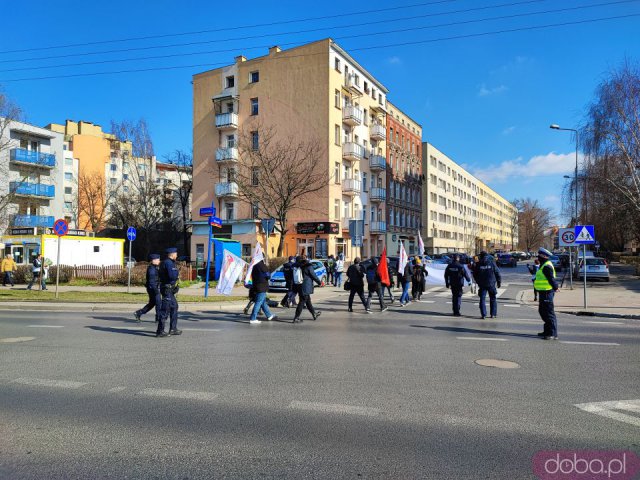 [FOTO] Przez Wrocław przeszedł marsz manifestujący prawa kobiet pracujących w Kauflandzie