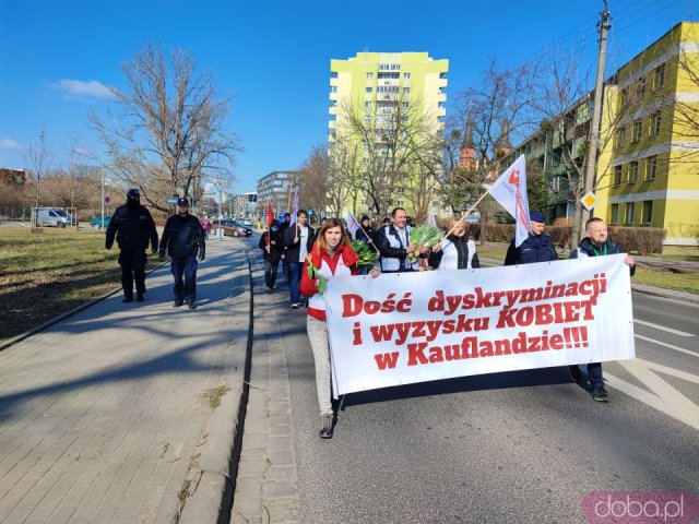 [FOTO] Przez Wrocław przeszedł marsz manifestujący prawa kobiet pracujących w Kauflandzie