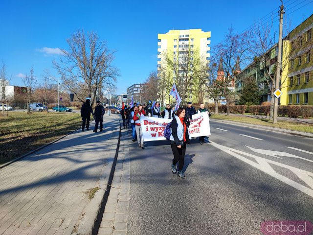 [FOTO] Przez Wrocław przeszedł marsz manifestujący prawa kobiet pracujących w Kauflandzie