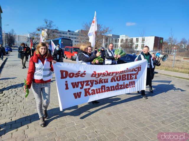 [FOTO] Przez Wrocław przeszedł marsz manifestujący prawa kobiet pracujących w Kauflandzie