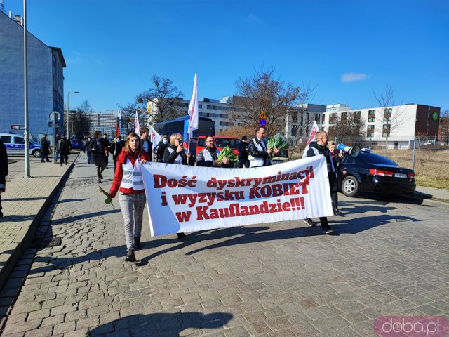 [FOTO] Przez Wrocław przeszedł marsz manifestujący prawa kobiet pracujących w Kauflandzie
