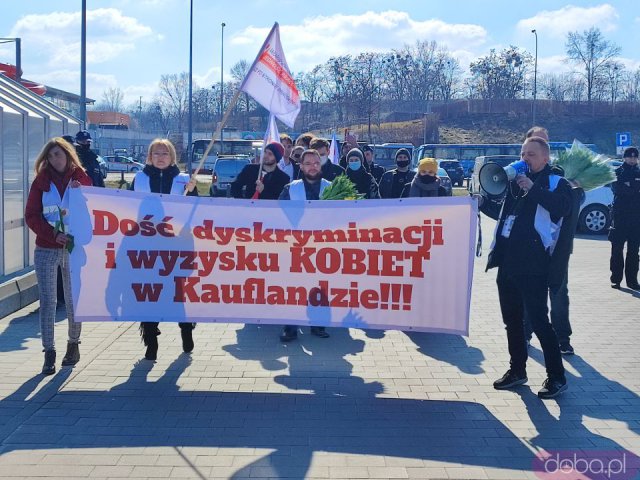 [FOTO] Przez Wrocław przeszedł marsz manifestujący prawa kobiet pracujących w Kauflandzie