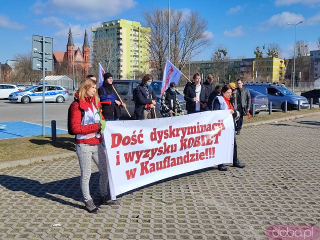 [FOTO] Przez Wrocław przeszedł marsz manifestujący prawa kobiet pracujących w Kauflandzie
