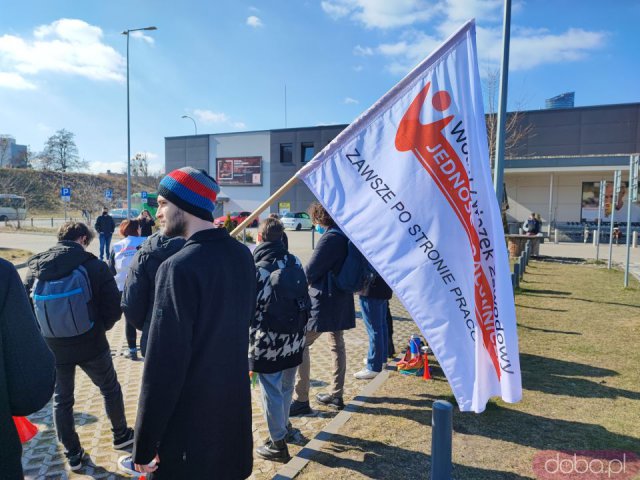 [FOTO] Przez Wrocław przeszedł marsz manifestujący prawa kobiet pracujących w Kauflandzie