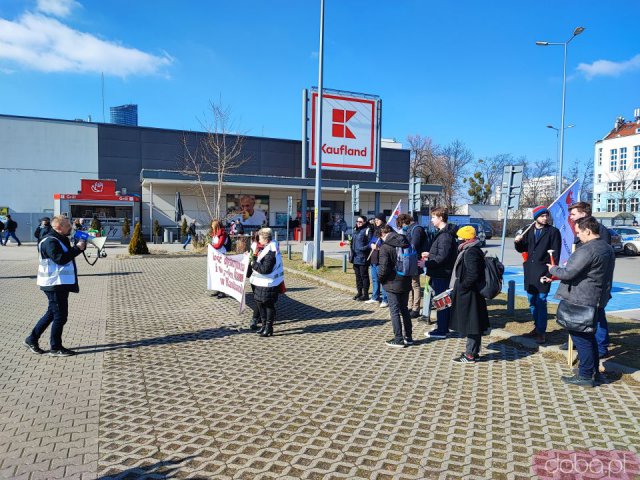 [FOTO] Przez Wrocław przeszedł marsz manifestujący prawa kobiet pracujących w Kauflandzie