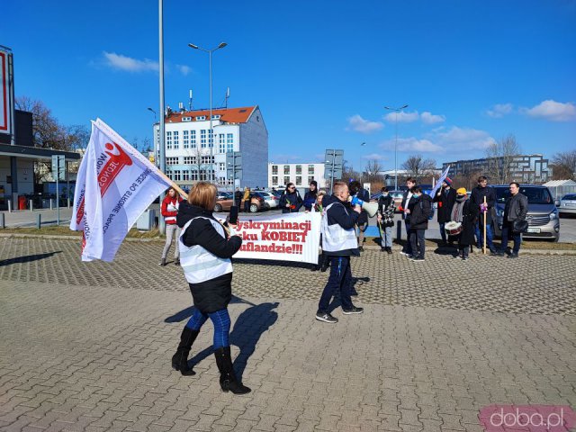 [FOTO] Przez Wrocław przeszedł marsz manifestujący prawa kobiet pracujących w Kauflandzie