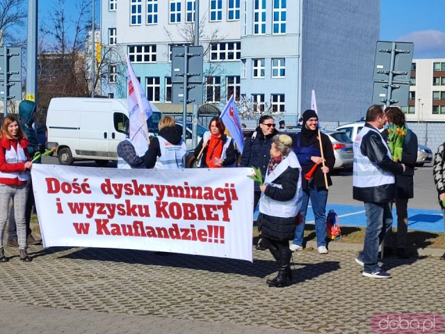 [FOTO] Przez Wrocław przeszedł marsz manifestujący prawa kobiet pracujących w Kauflandzie