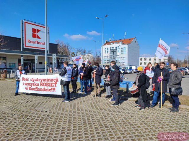 [FOTO] Przez Wrocław przeszedł marsz manifestujący prawa kobiet pracujących w Kauflandzie