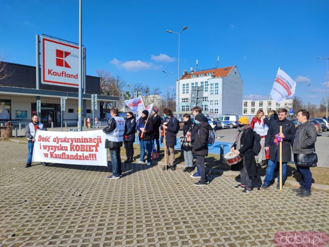 [FOTO] Przez Wrocław przeszedł marsz manifestujący prawa kobiet pracujących w Kauflandzie