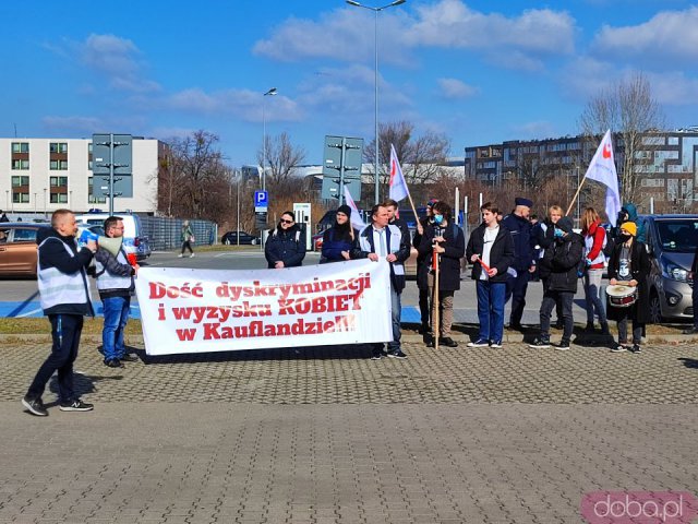 [FOTO] Przez Wrocław przeszedł marsz manifestujący prawa kobiet pracujących w Kauflandzie