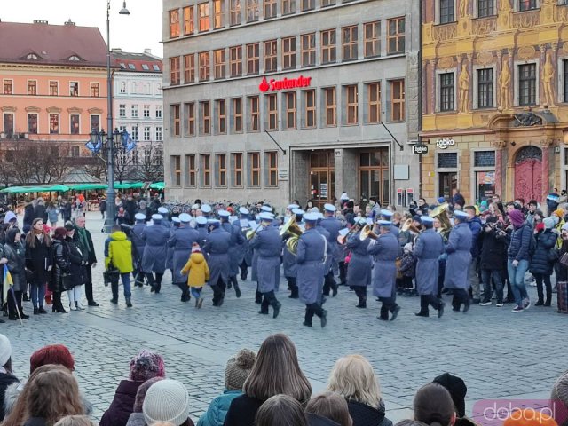 [FOTO, WIDEO] Na wrocławskim Rynku odegrano hymny Ukrainy i Polski