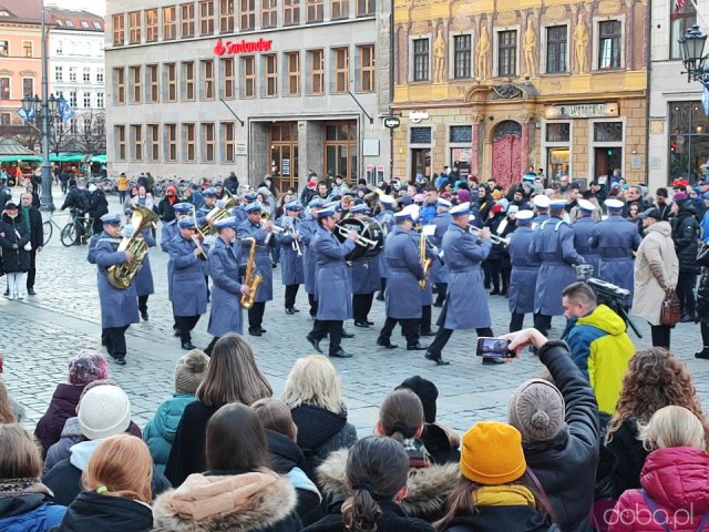 [FOTO, WIDEO] Na wrocławskim Rynku odegrano hymny Ukrainy i Polski