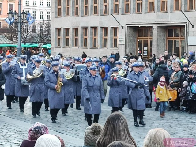 [FOTO, WIDEO] Na wrocławskim Rynku odegrano hymny Ukrainy i Polski