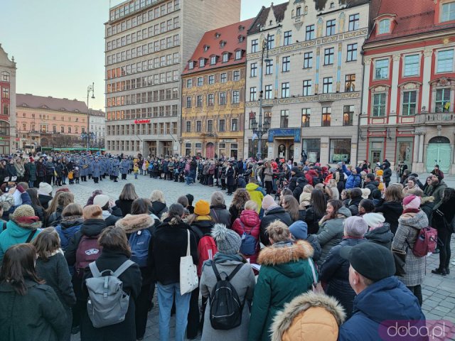 [FOTO, WIDEO] Na wrocławskim Rynku odegrano hymny Ukrainy i Polski