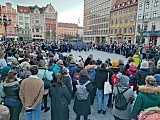 [FOTO, WIDEO] Na wrocławskim Rynku odegrano hymny Ukrainy i Polski