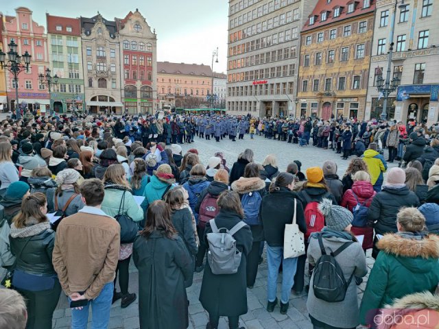 [FOTO, WIDEO] Na wrocławskim Rynku odegrano hymny Ukrainy i Polski