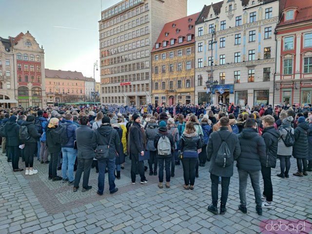 [FOTO, WIDEO] Na wrocławskim Rynku odegrano hymny Ukrainy i Polski