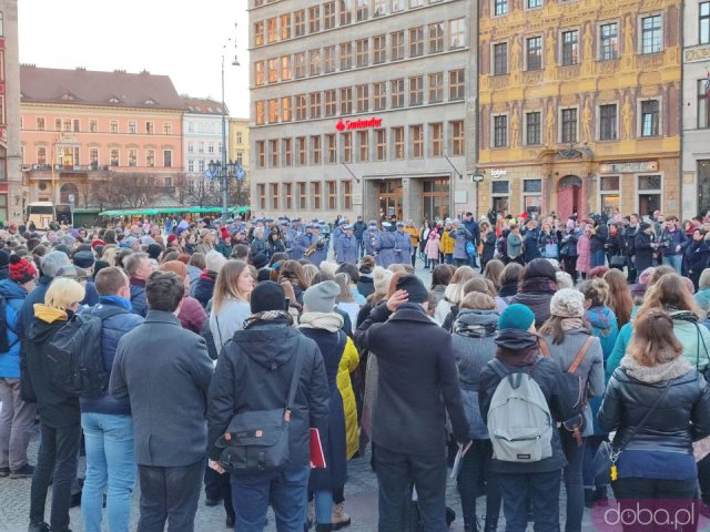 [FOTO, WIDEO] Na wrocławskim Rynku odegrano hymny Ukrainy i Polski