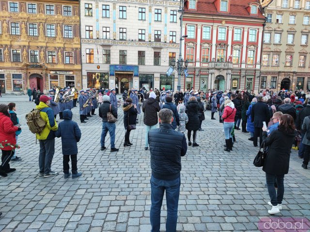 [FOTO, WIDEO] Na wrocławskim Rynku odegrano hymny Ukrainy i Polski