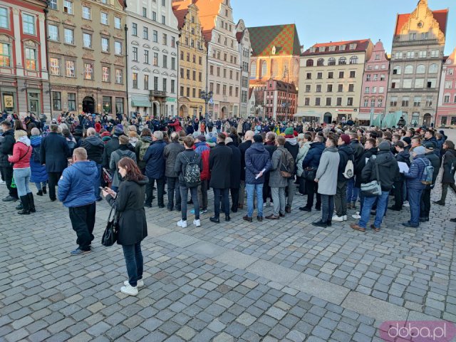[FOTO, WIDEO] Na wrocławskim Rynku odegrano hymny Ukrainy i Polski