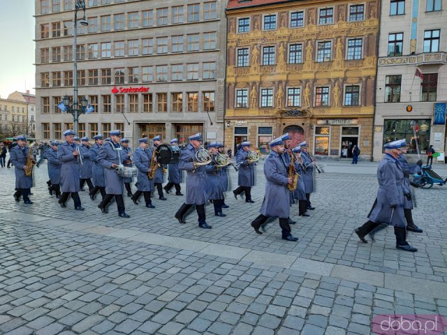 [FOTO, WIDEO] Na wrocławskim Rynku odegrano hymny Ukrainy i Polski