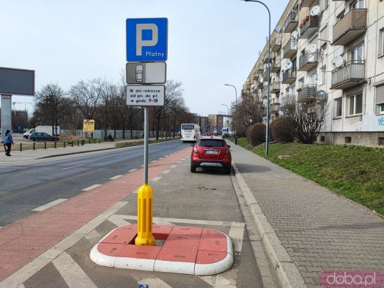 [FOTO] Przy placu Orląt Lwowskich funkcjonują już nowe płatne miejsca parkingowe