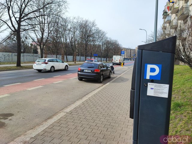 [FOTO] Przy placu Orląt Lwowskich funkcjonują już nowe płatne miejsca parkingowe