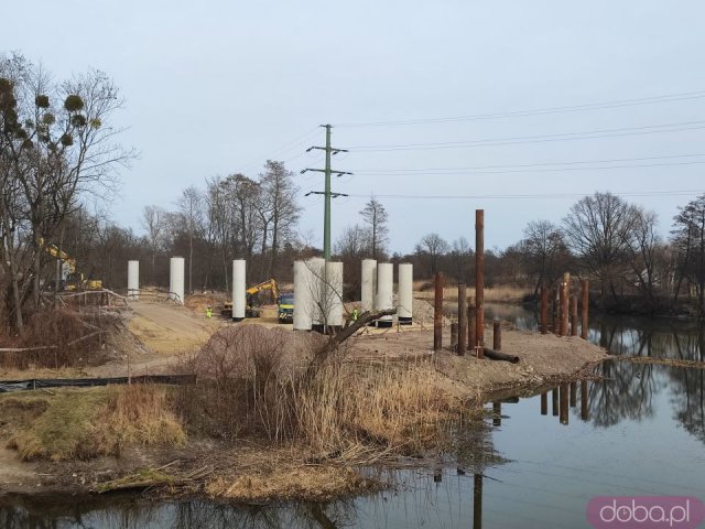 [FOTO] Budowa Alei Wielkiej Wyspy: Powstaje most nad rzeką Oławą