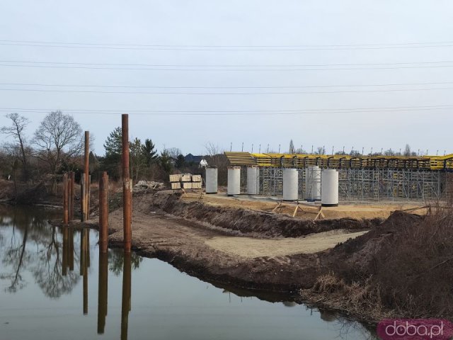 [FOTO] Budowa Alei Wielkiej Wyspy: Powstaje most nad rzeką Oławą
