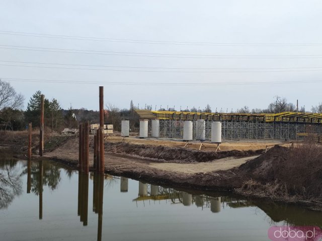 [FOTO] Budowa Alei Wielkiej Wyspy: Powstaje most nad rzeką Oławą