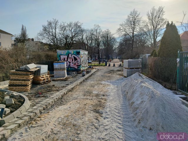 [FOTO] Nowa ścieżka rowerowa na Ołbinie. Już wiosną pojedziemy malowniczą trasą