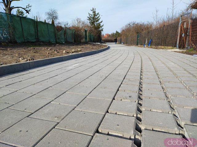 [FOTO] Nowa ścieżka rowerowa na Ołbinie. Już wiosną pojedziemy malowniczą trasą